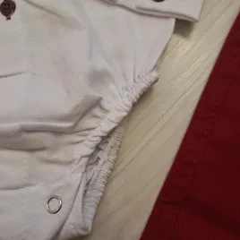 Baba alkalmi szett kisfiúknak Fehér-piros színben mintás nadrágtartóval